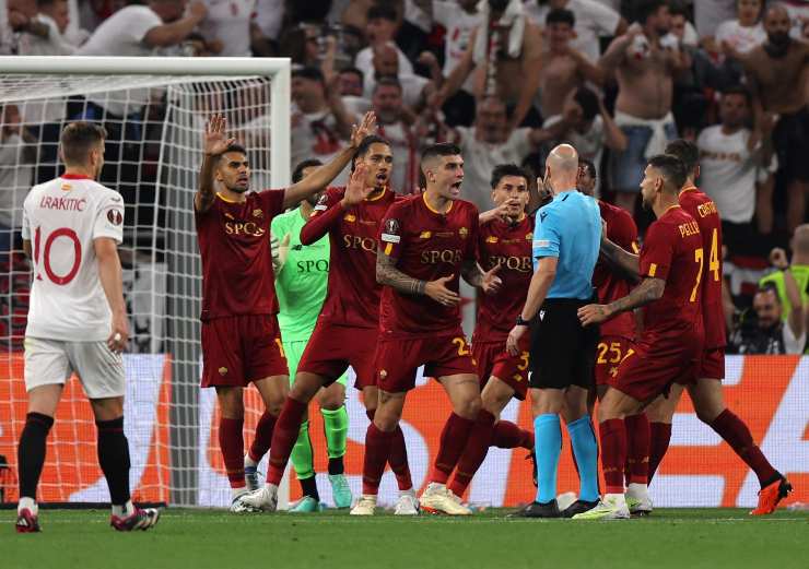 Tifosi Roma insultano arbitro Taylor