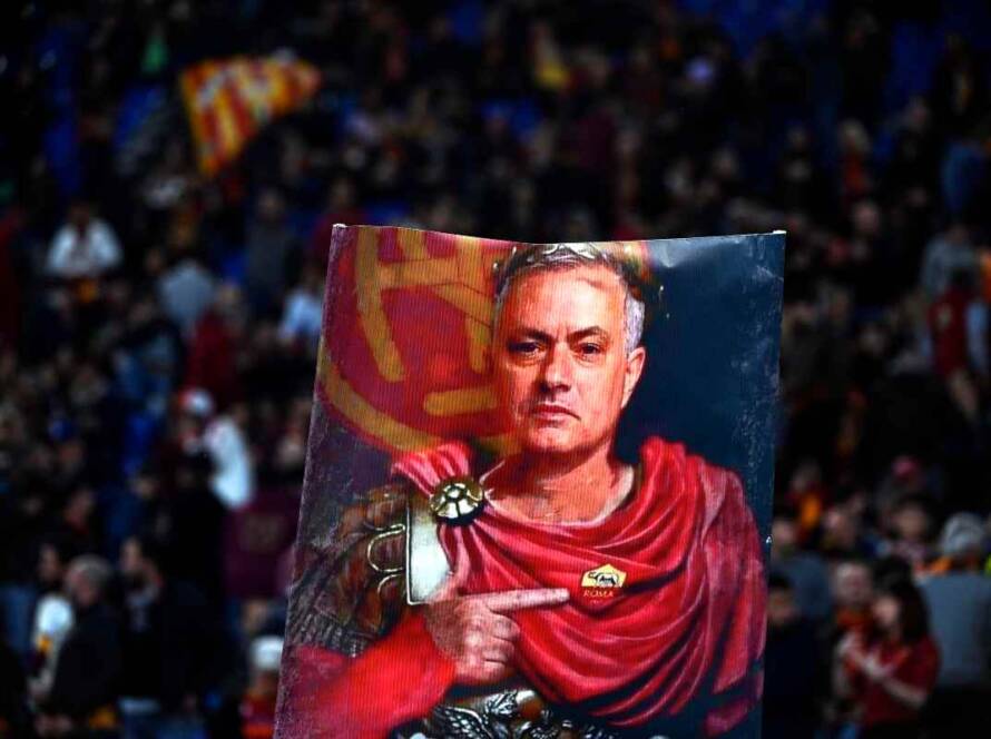 Omaggio dei tifosi della Roma a José Mourinho. (ansa-tvplay) 20230525
