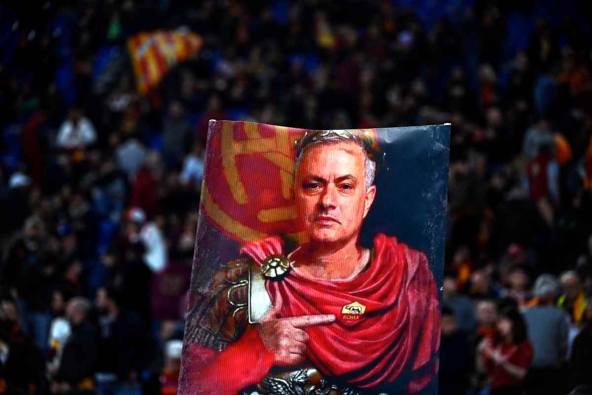 Omaggio dei tifosi della Roma a José Mourinho. (ansa-tvplay) 20230525