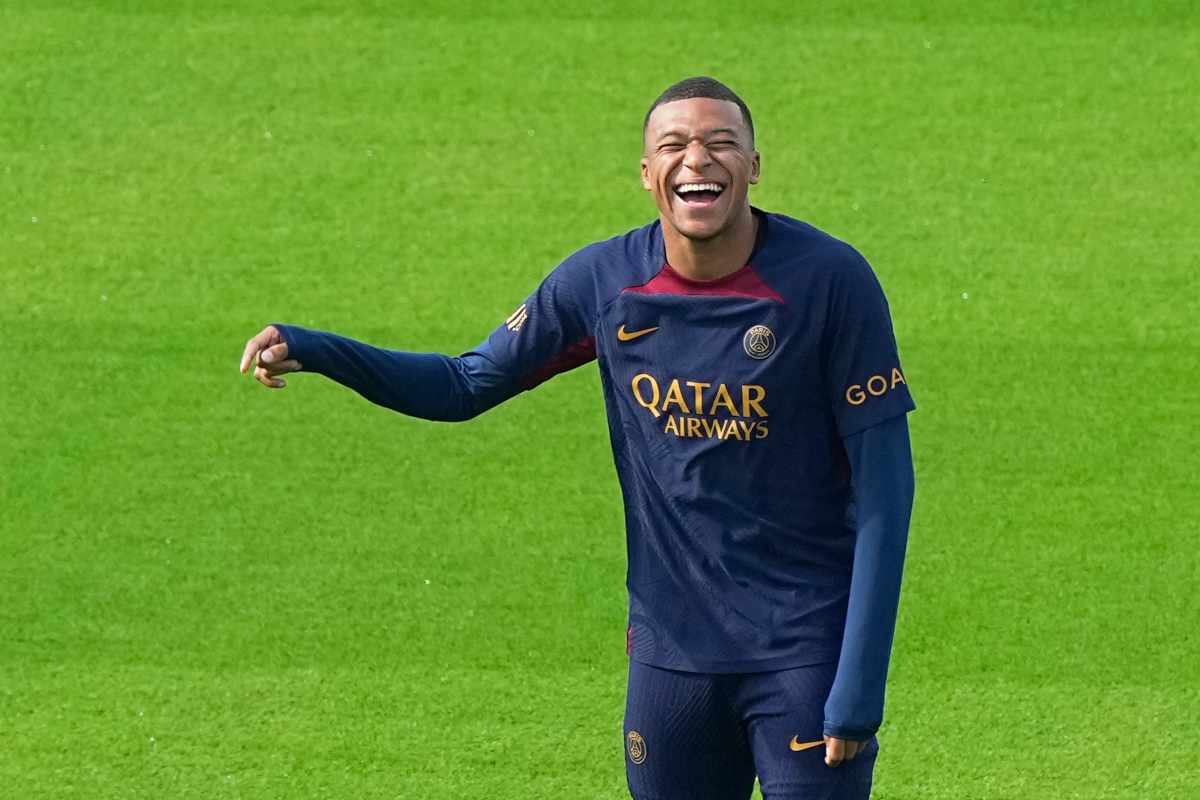 Mbappé sorride