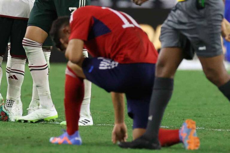 Tragedia nel calcio. (ansa-tvplay)