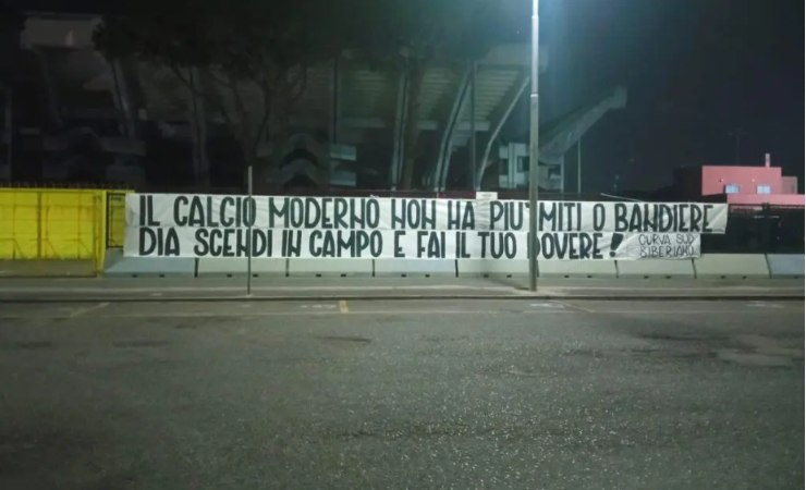 Striscione contro Dia (Screenshot da Calciosalernitana.it)