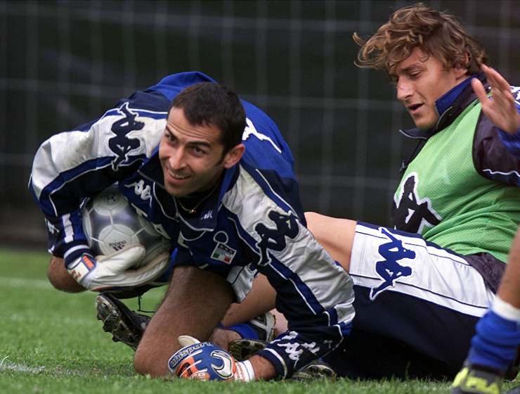 Francesco Antonioli e Francesco Totti nel 2000. (ansa-tvplay) 