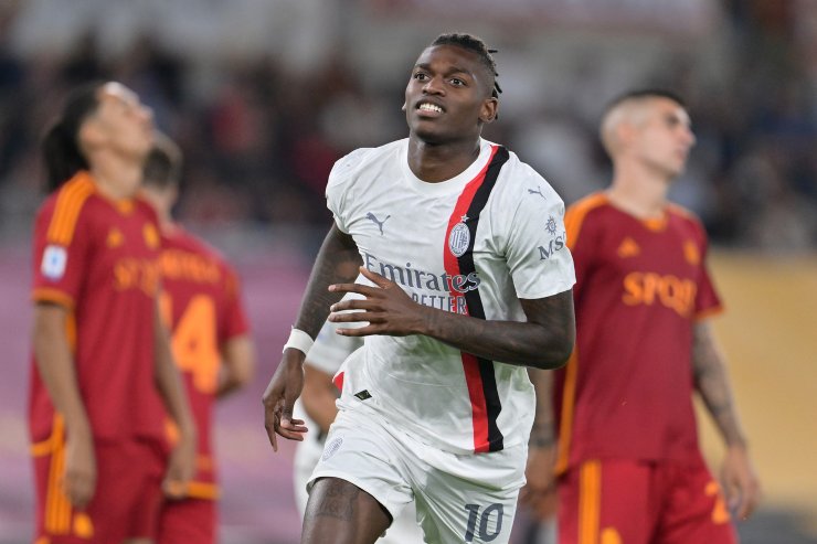 Leao esulta dopo il gol alla Roma