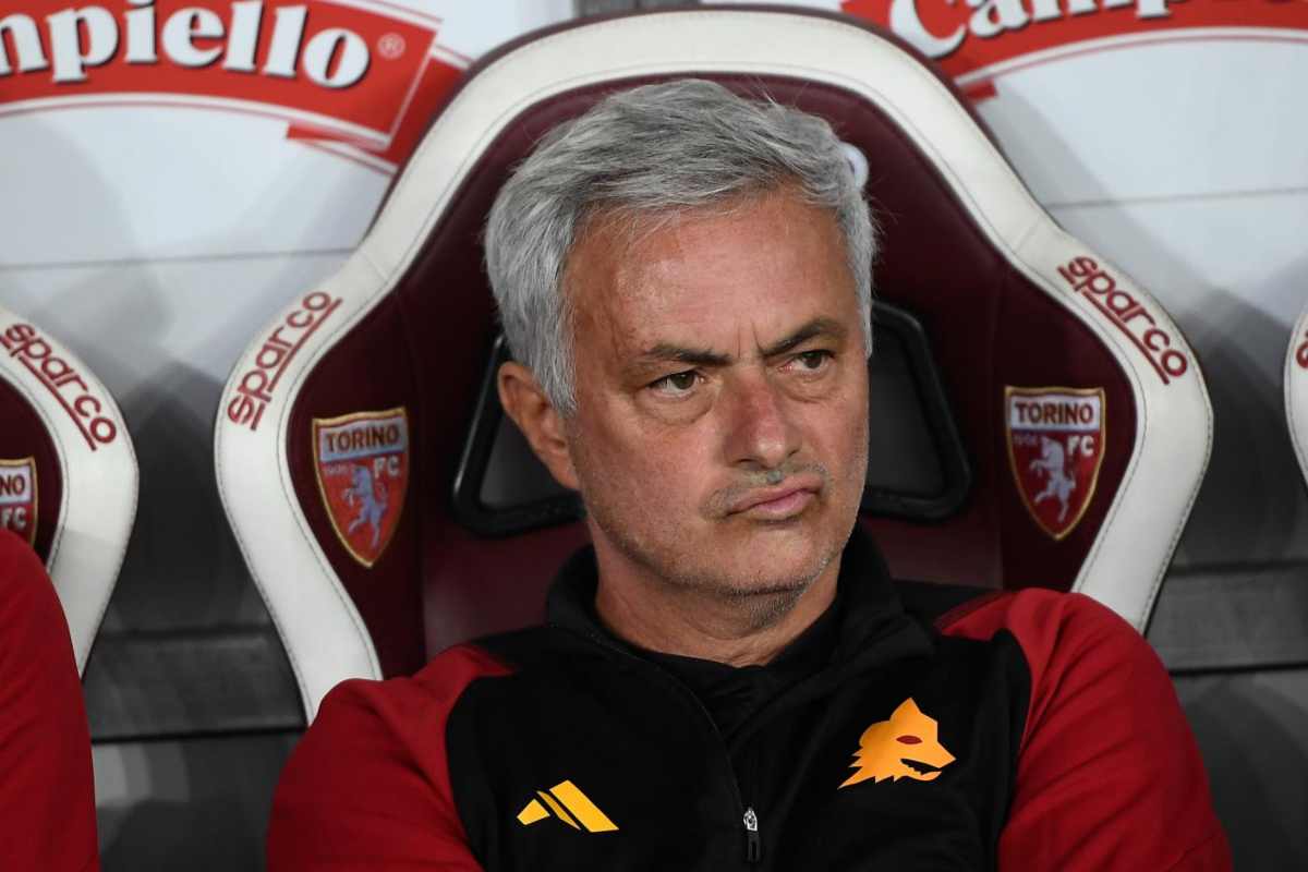 Mourinho contrariato in panchina