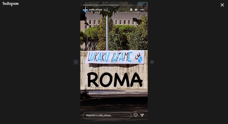 Striscione contro Lukaku a Roma, (screenshot Instagram - tvplay) 