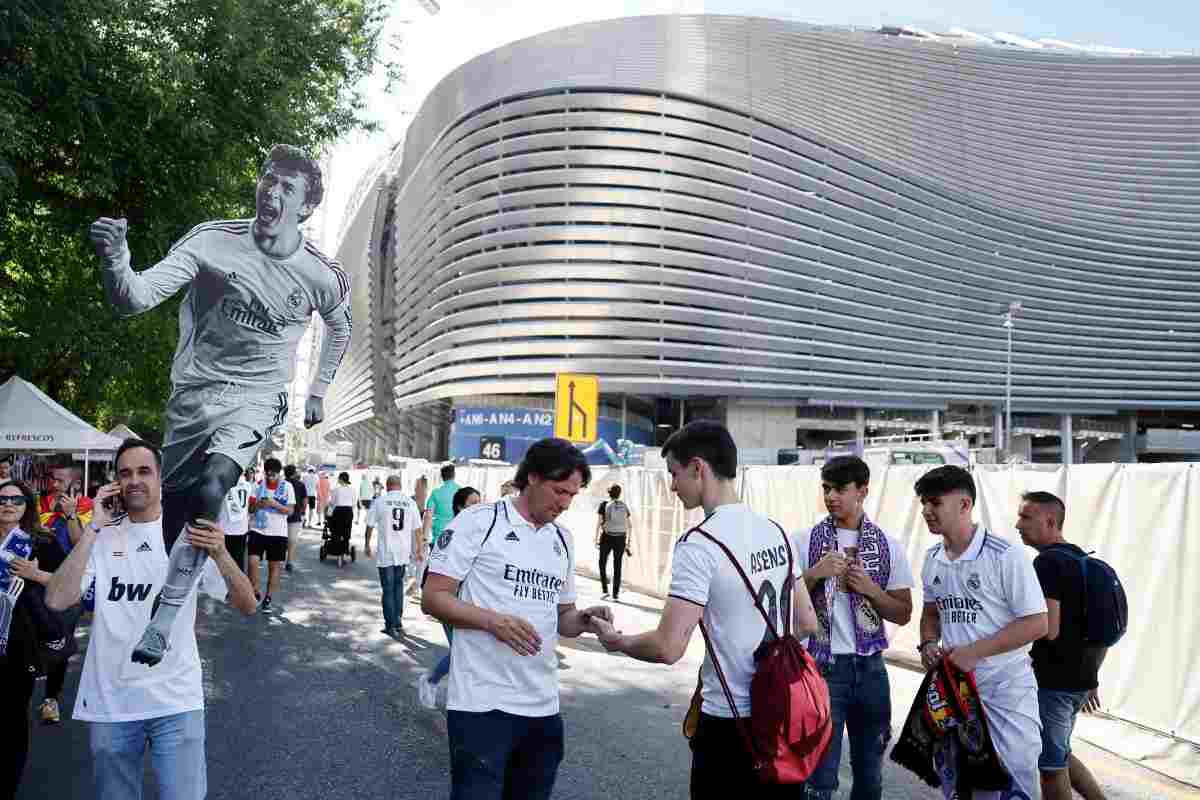 Tifosi Real Madrid all'esterno del Bernabeu