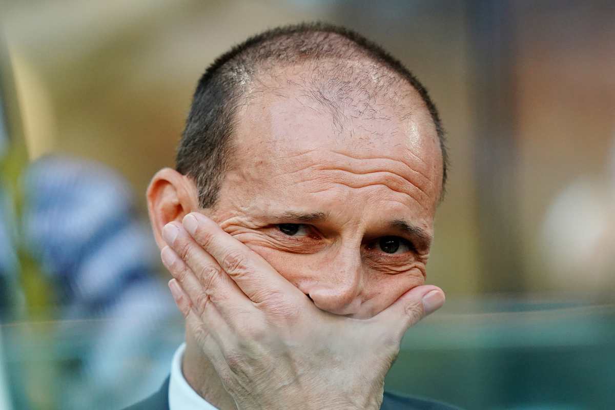 Allegri con le mani sul viso