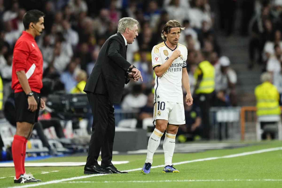 Ancelotti parla con Modric