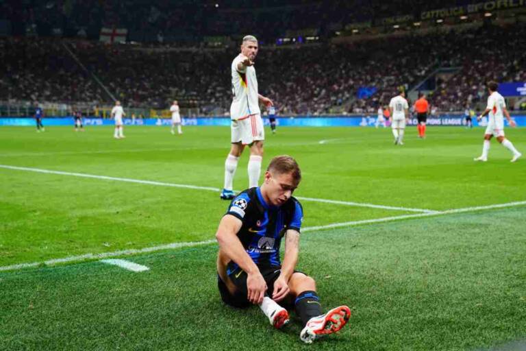 Barella si allaccia le scarpe