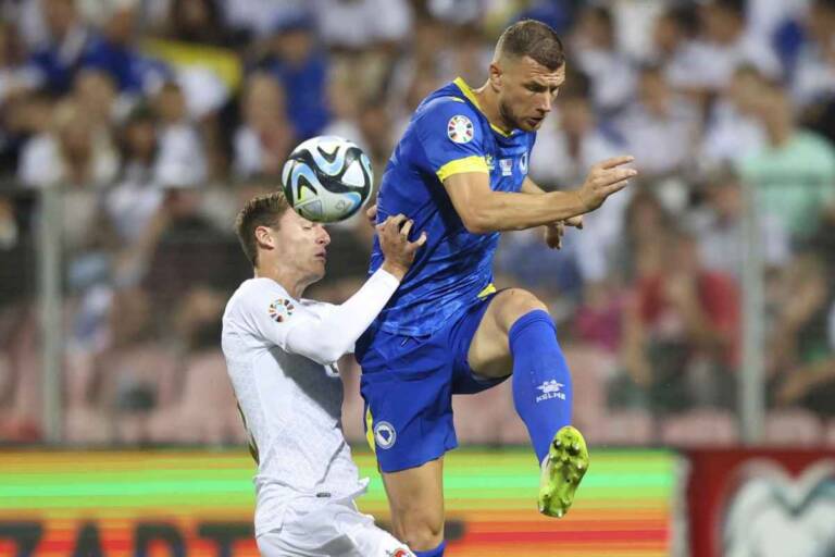 Dzeko con la Bosnia