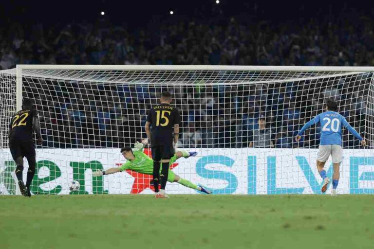 Zielinski tira il rigore