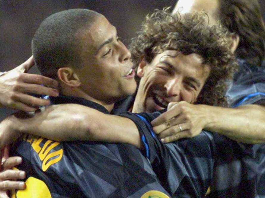 Francesco Colonnese abbraccia l'ex compagno Ronaldo. (ansa-tvplay) 20240119