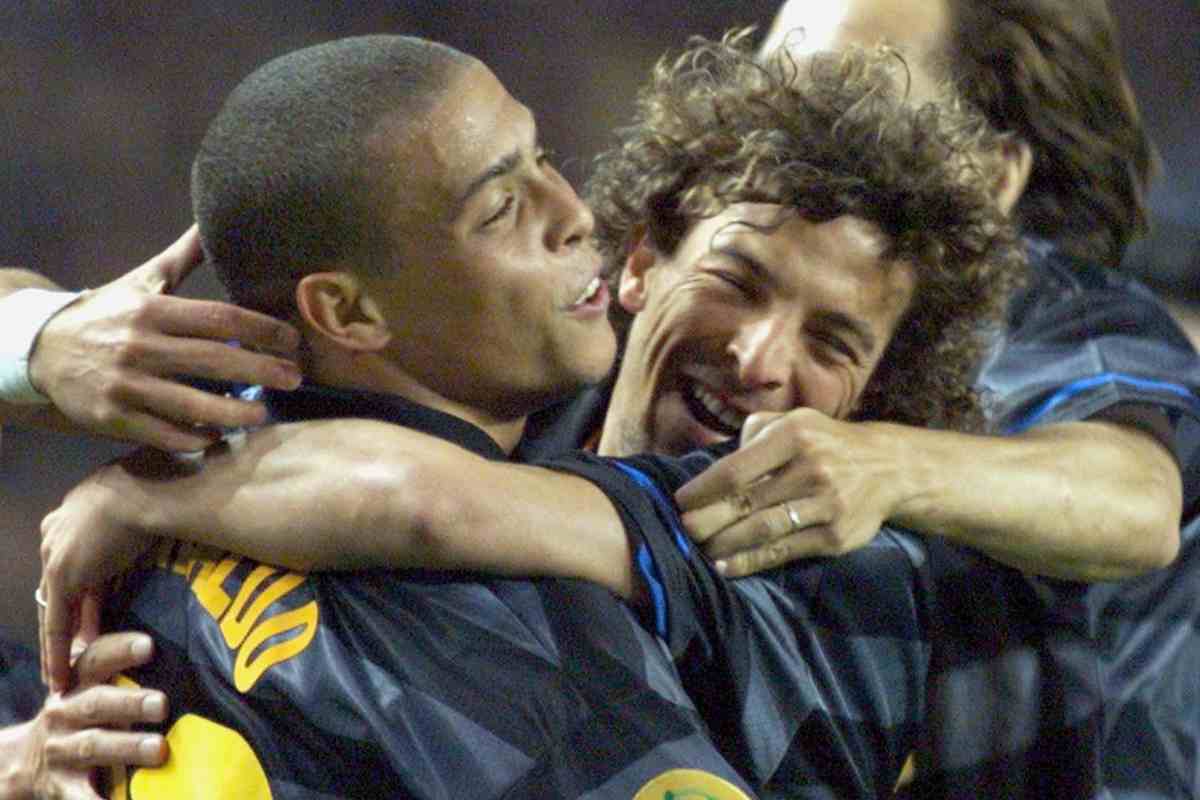 Francesco Colonnese abbraccia l'ex compagno Ronaldo. (ansa-tvplay) 20240119