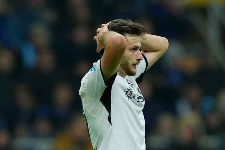 Kvaratskhelia con le mani in testa