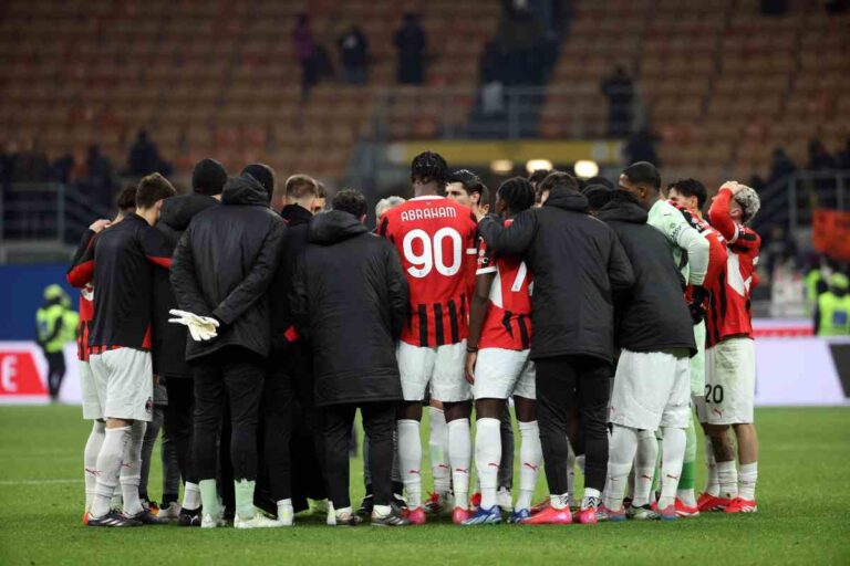 I giocatori del Milan in cerchio in mezzo al campo