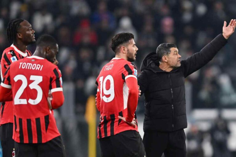 Sergio Conceiçao con i giocatori del Milan in campo