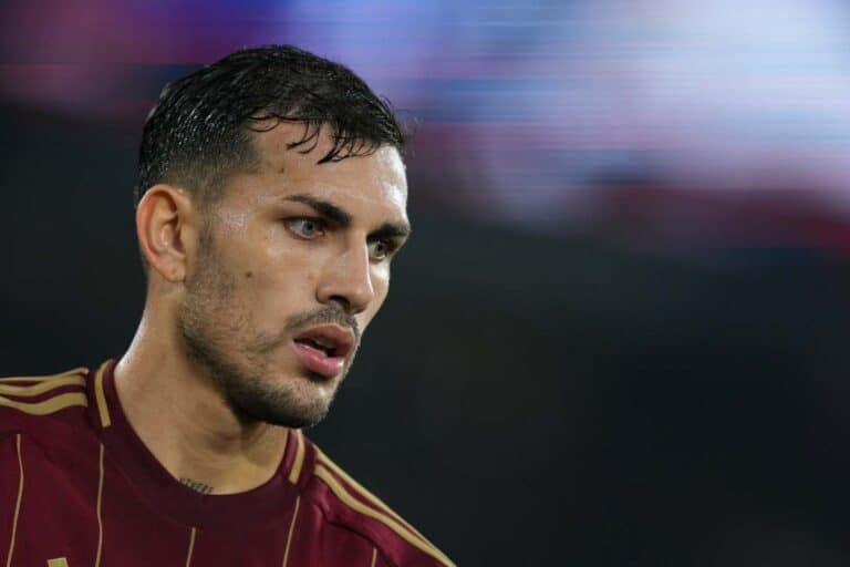 Leandro Paredes osserva