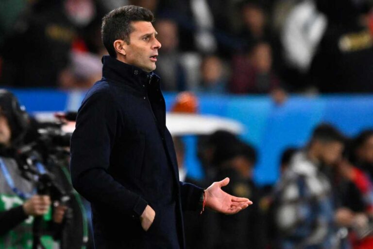 Thiago Motta sguarda sconsolato verso il campo