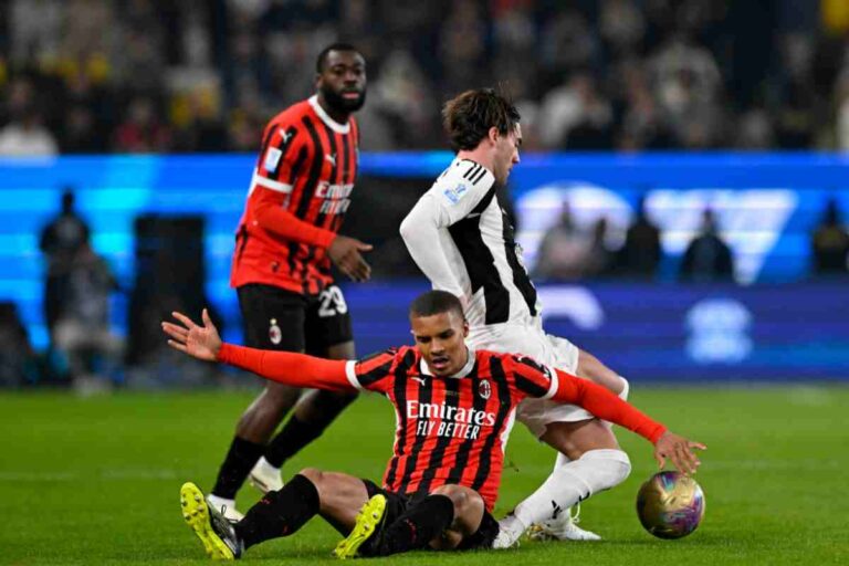 Vlahovic in azione contro il Milan