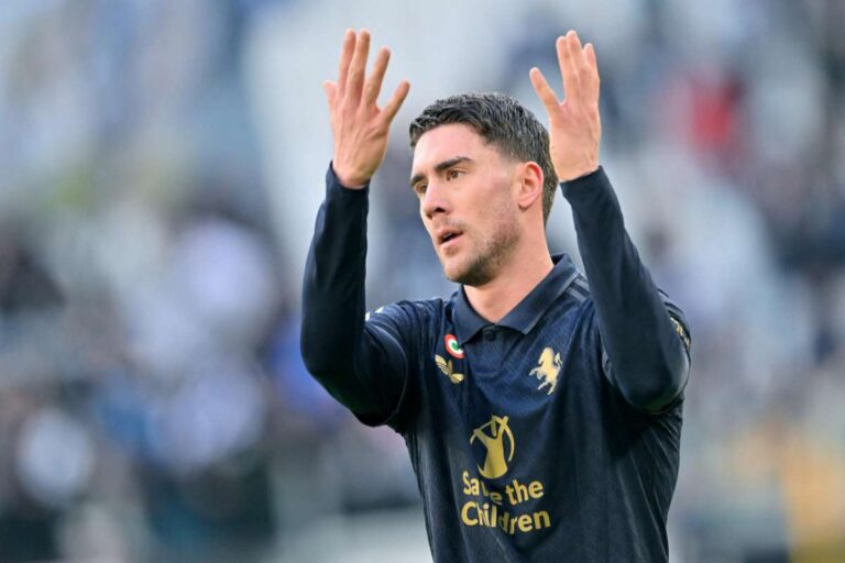 Dusan Vlahovic si sbraccia in campo