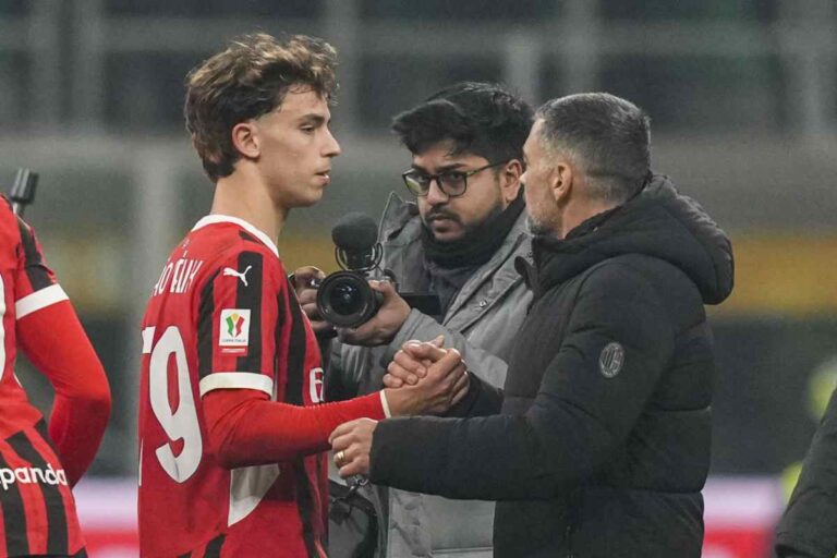 Joao Felix stringe la mano a Conceicao
