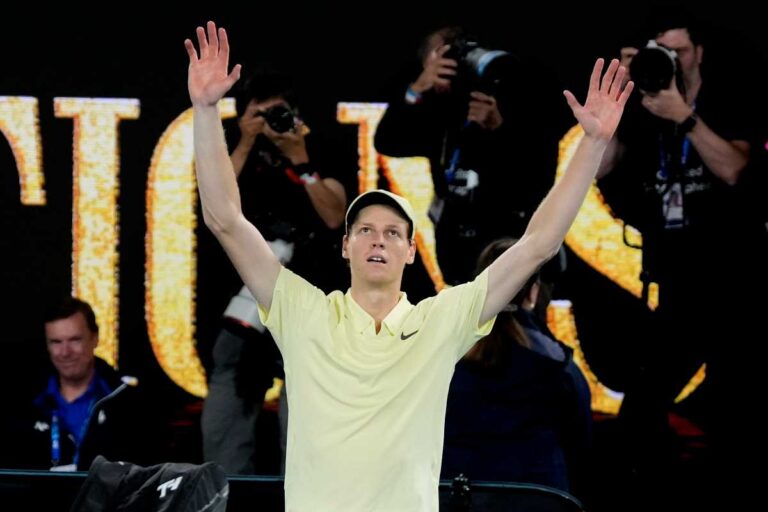 Sinner con le braccia al cielo