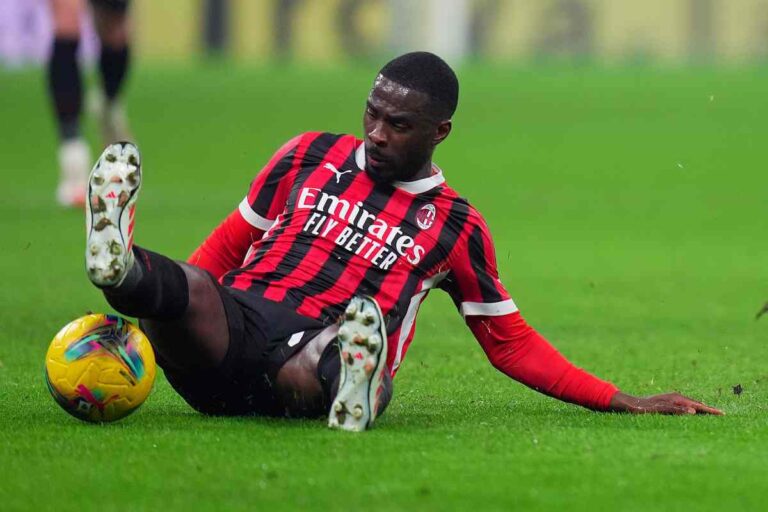 Tomori in scivolata sul pallone