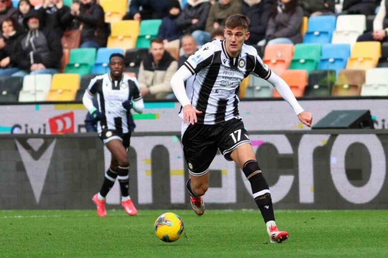 Lorenzo Lucca in azione con l'Udinese