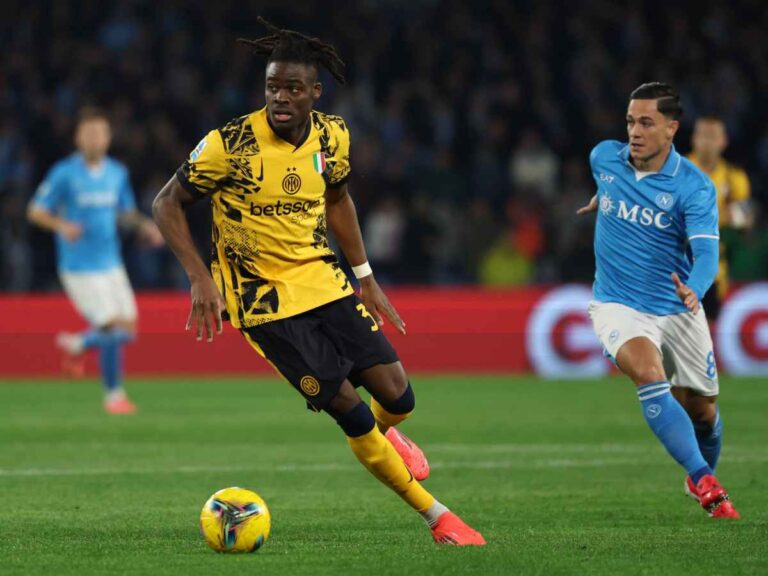 Bisseck in campo con Raspadori