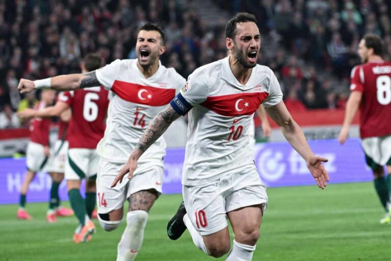 Calhanoglu con la maglia della Turchia