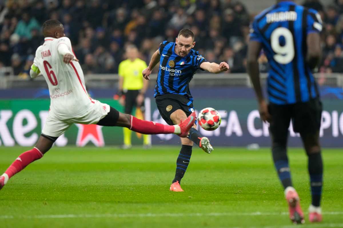 De Vrij al tiro con la maglia dell'Inter