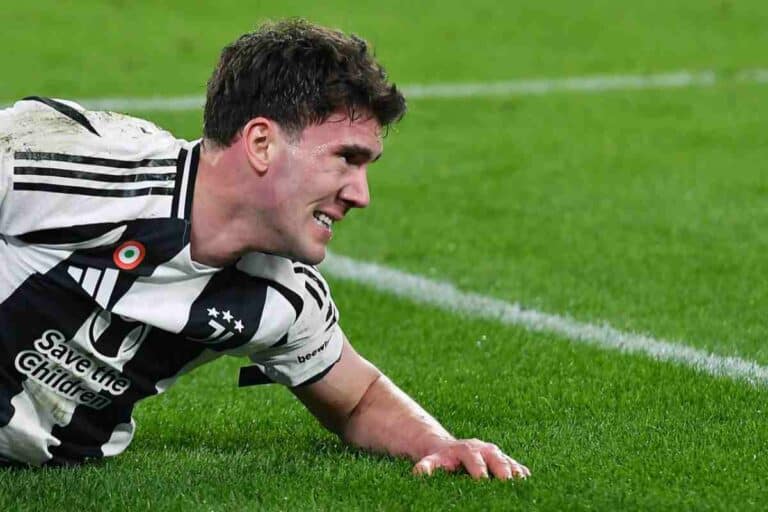 Vlahovic si dispera a terra