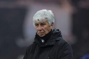 Gasperini osserva a bordo campo