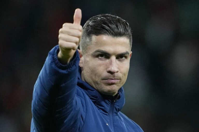 Cristiano Ronaldo fa segno dell'ok col pollice