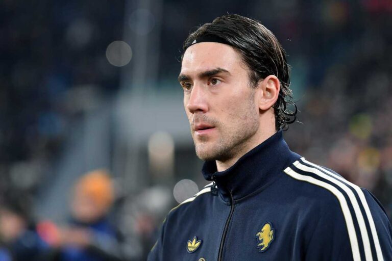 Vlahovic osserva a bordo campo