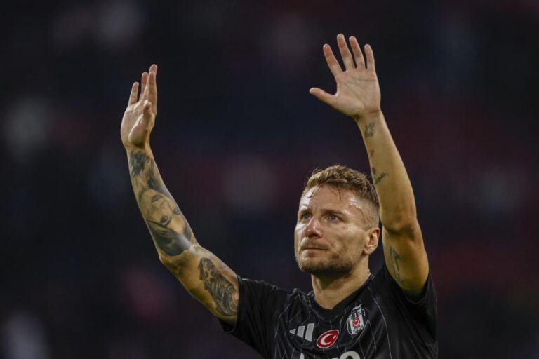 Ciro Immobile saluta il pubblico a braccia alzate