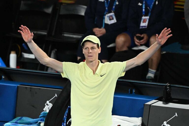 Jannik Sinner esulta a braccia alzate