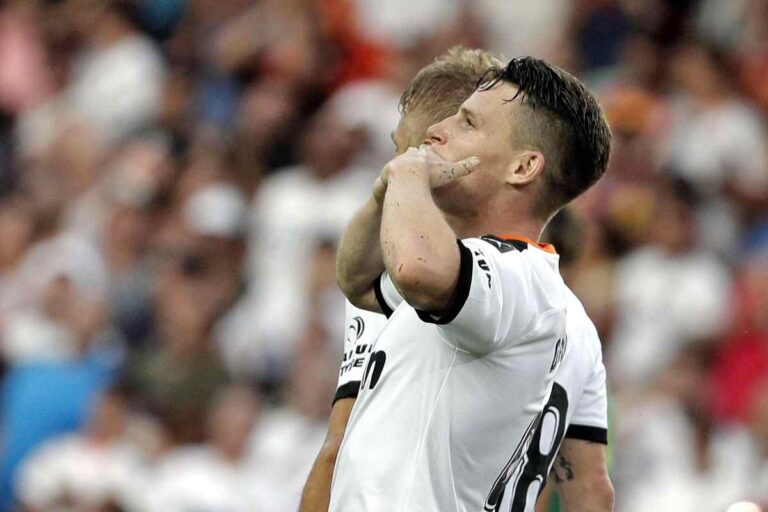 Kevin Gameiro esulta dopo un gol