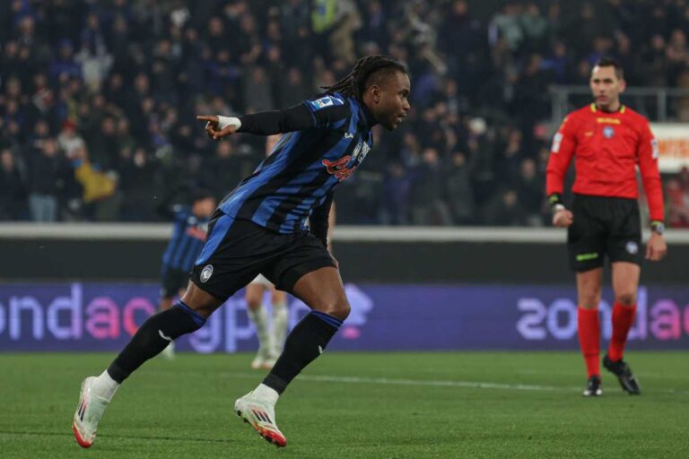 Ademola Lookman esulta