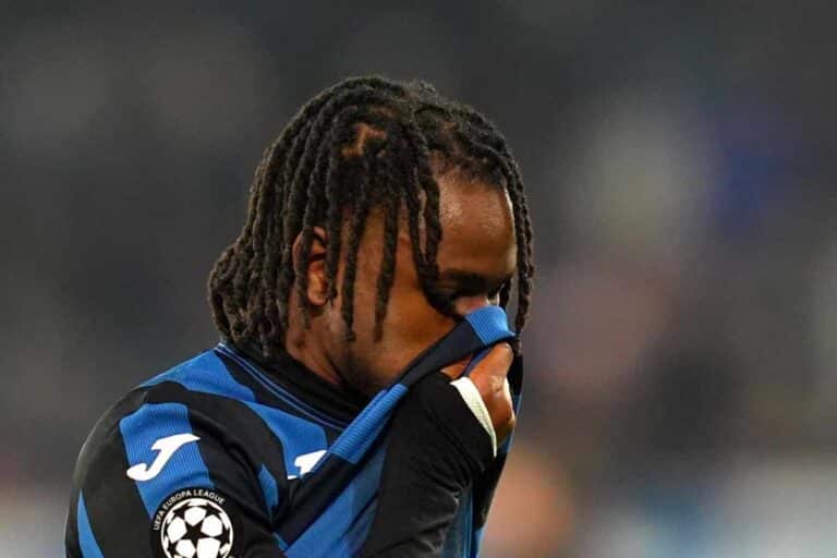 Lookman si copre il volto con la maglia