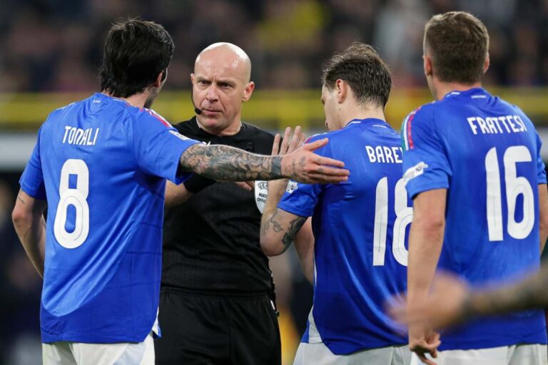 Proteste dei giocatori dell'Italia contro Marciniak