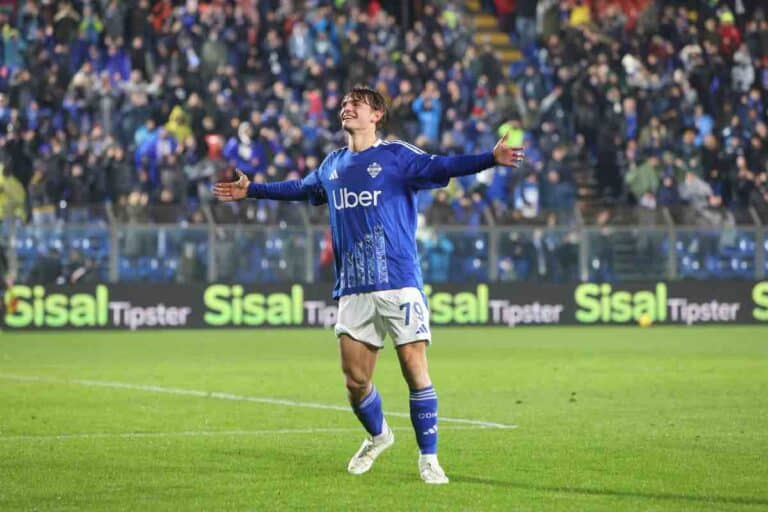 Nico Paz esulta dopo un gol