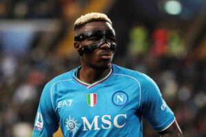 Osimhen in campo con la maglia del Napoli