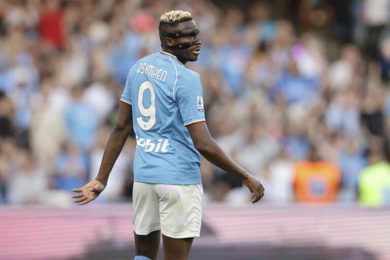 Osimhen in campo con la maglia del Napoli