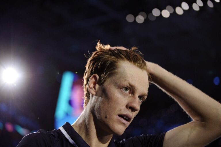 Sinner con la mano tra i capelli