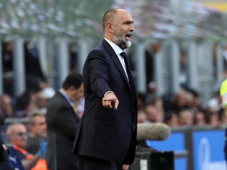 Igor Tudor dà indicazioni ai giocatori