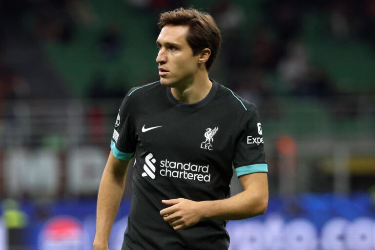 Federico Chiesa osserva