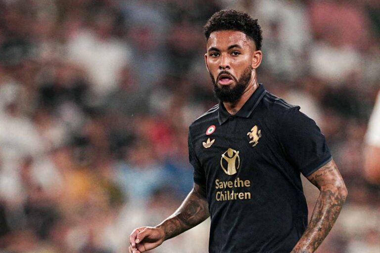 Douglas Luiz durante le fasi di gioco con la maglia della Juventus