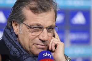 Cristiano Giuntoli osserva